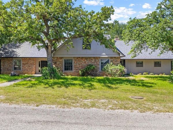 612 Doaks Drive, Runaway Bay, TX 76426