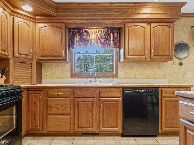 6962 Mapleridge Circle NW, Canton, OH 44718 Photo 13