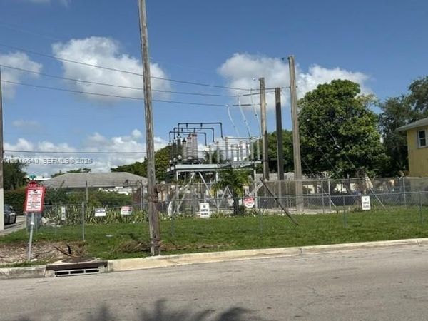193 NW 16th St , Miami, FL 33136