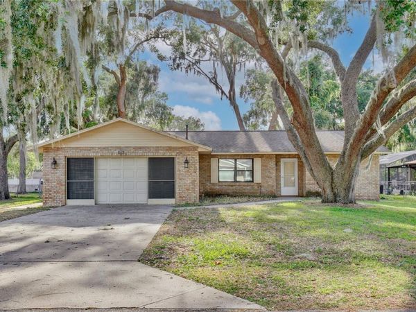 613 YORKTOWN DRIVE , LEESBURG, FL 34748