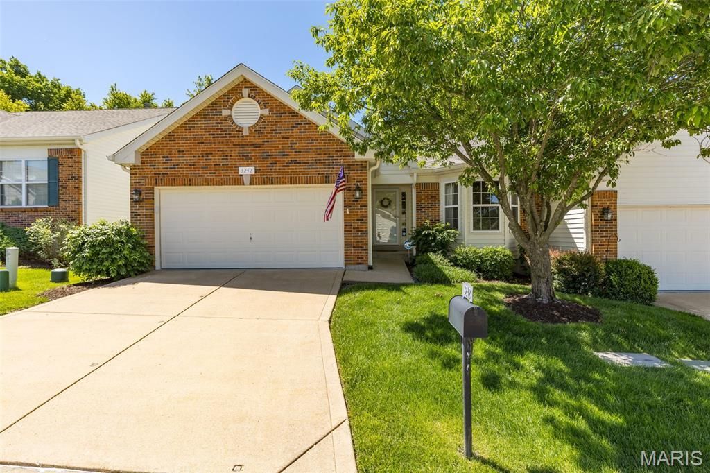 3242 Woodridge Center Parkway, Saint Louis, MO 63129 Main Photo