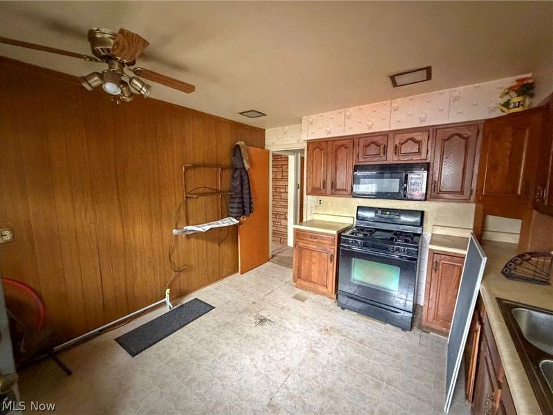 572 Comstock Street NW, Warren, OH 44483 Photo 4