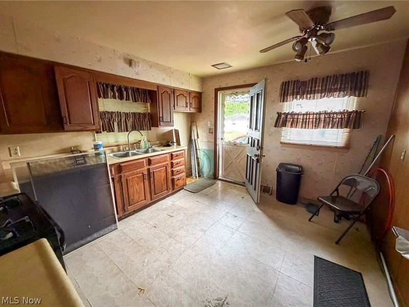 572 Comstock Street NW, Warren, OH 44483 Photo 5