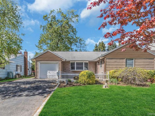22 Leuce Place, Glen Cove, NY 11542