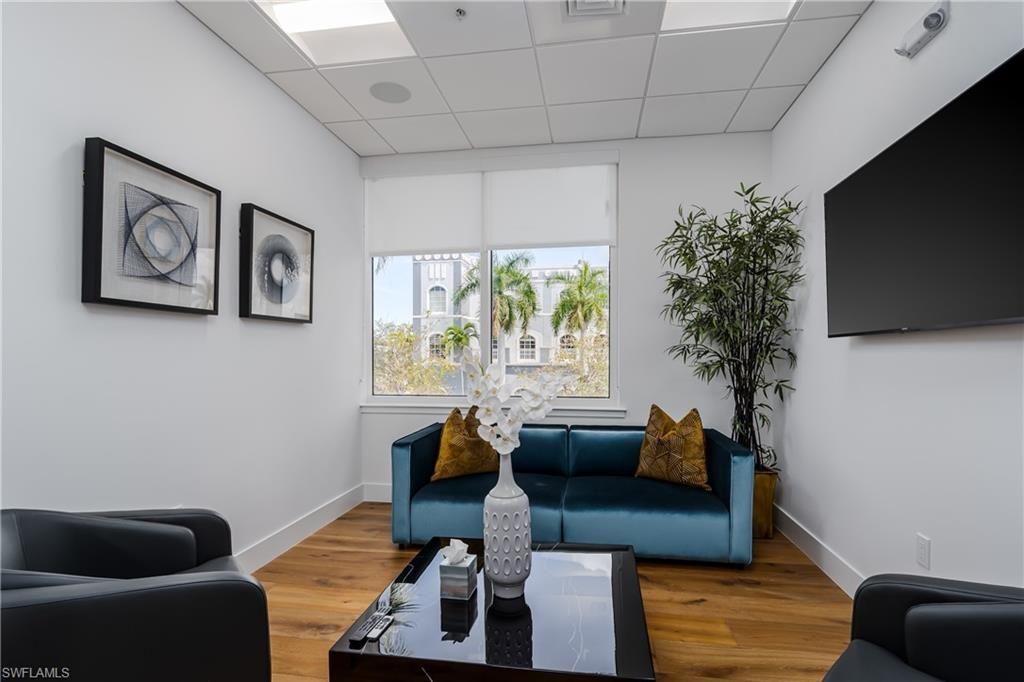 599 Tamiami Trl N, Unit 200, Naples, FL 34102 Photo