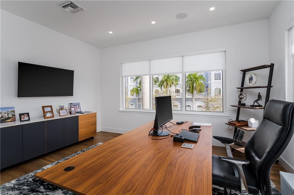 599 Tamiami Trl N, Unit 200, Naples, FL 34102 Photo