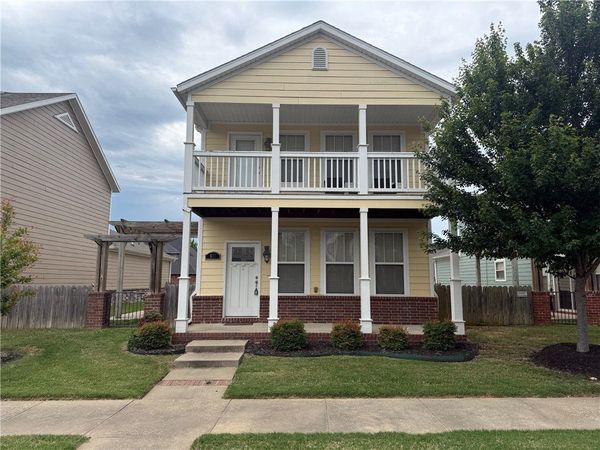 637 N Longfellow Lane , Fayetteville, AR 72704