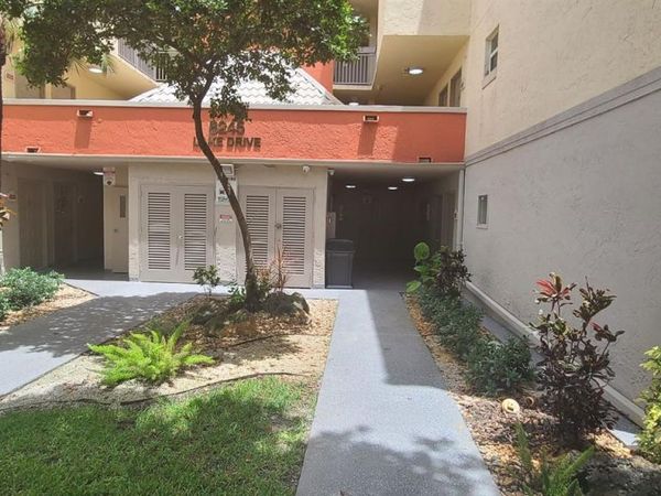 8245 Lake Dr , Unit 401, Doral, FL 33166