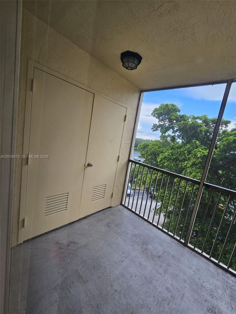 8245 Lake Dr, Unit 401, Doral, FL 33166 Photo