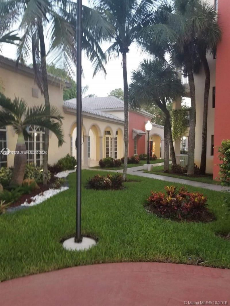8245 Lake Dr, Unit 401, Doral, FL 33166 Photo