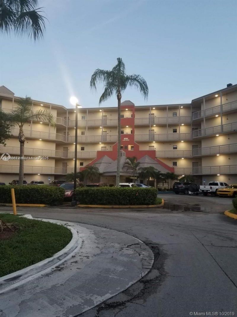 8245 Lake Dr, Unit 401, Doral, FL 33166 Photo