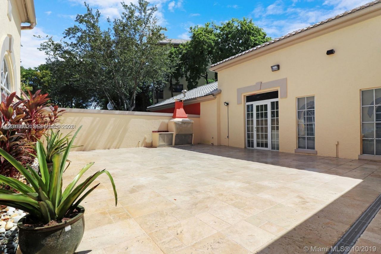 8245 Lake Dr, Unit 401, Doral, FL 33166 Photo