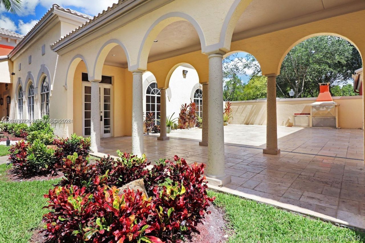 8245 Lake Dr, Unit 401, Doral, FL 33166 Photo