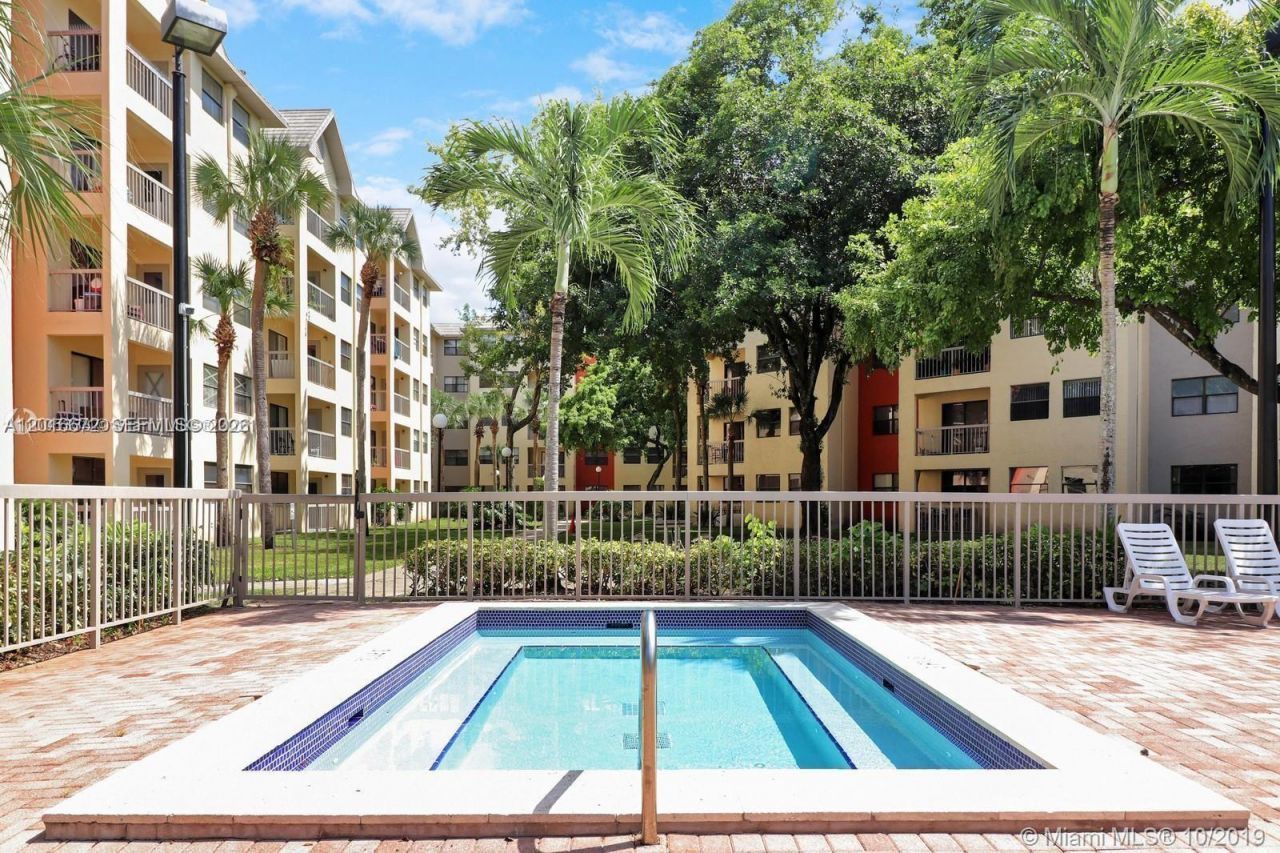8245 Lake Dr, Unit 401, Doral, FL 33166 Photo