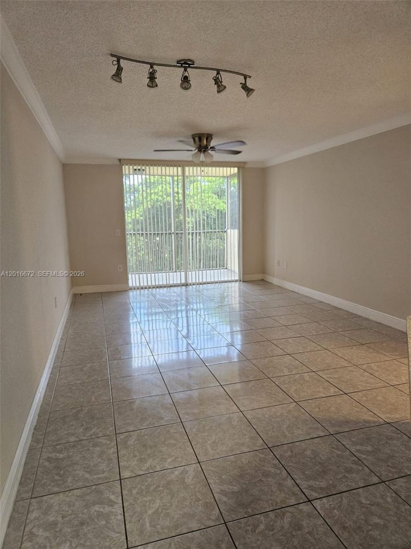 8245 Lake Dr, Unit 401, Doral, FL 33166 Photo