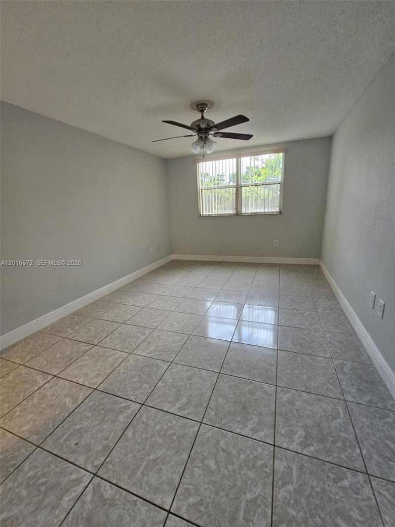 8245 Lake Dr, Unit 401, Doral, FL 33166 Photo