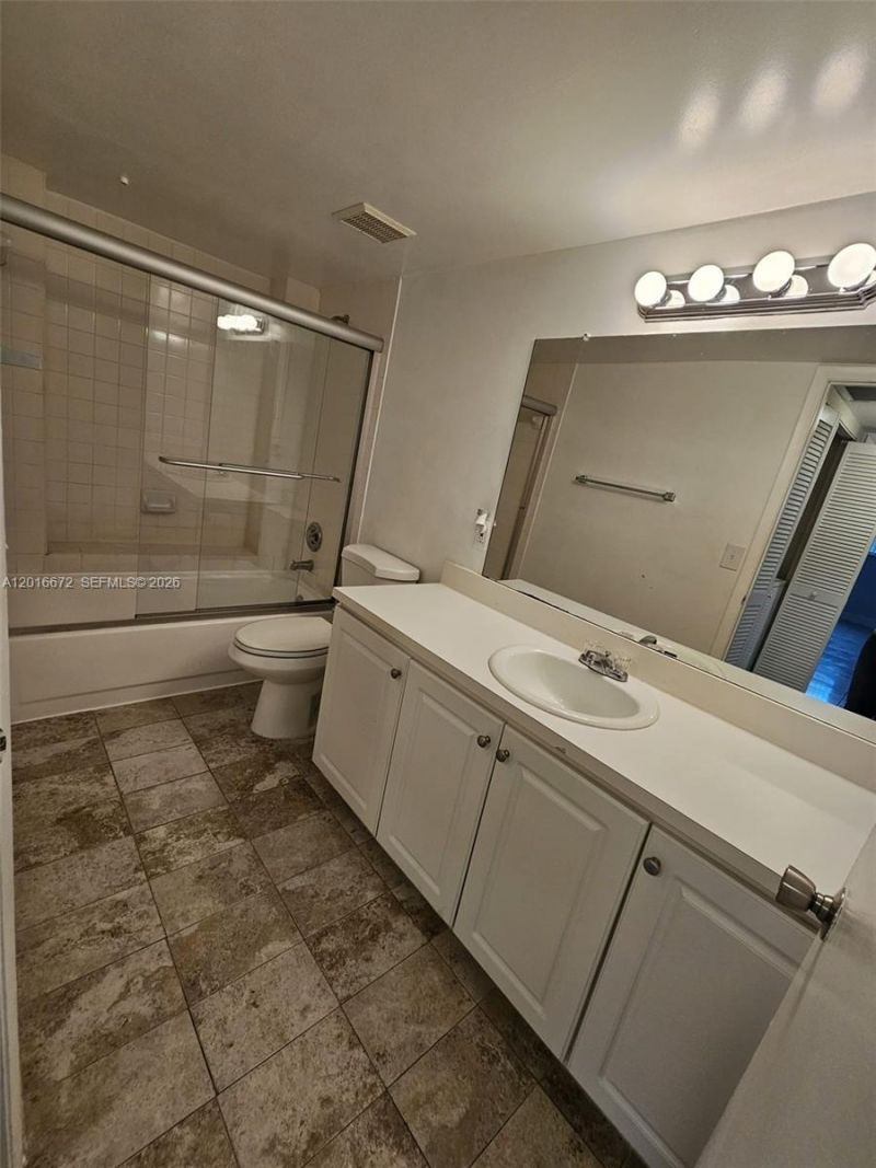 8245 Lake Dr, Unit 401, Doral, FL 33166 Photo