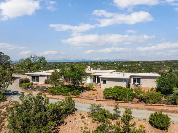 933 Stagecoach Road , Santa Fe, NM 87501
