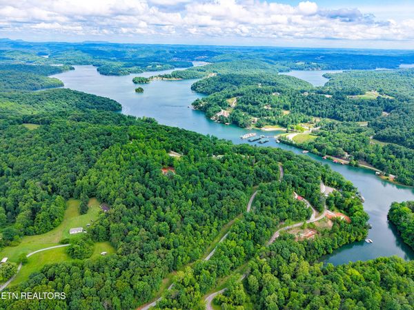 E Dogwood Tr, LaFollette, TN 37766