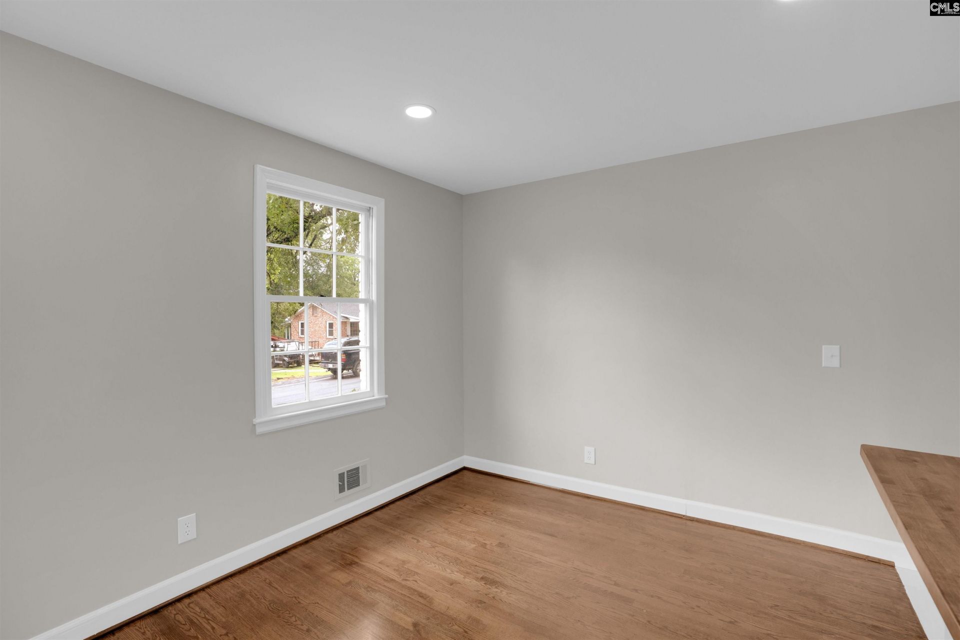 955 Laurie Lane  Photo 11