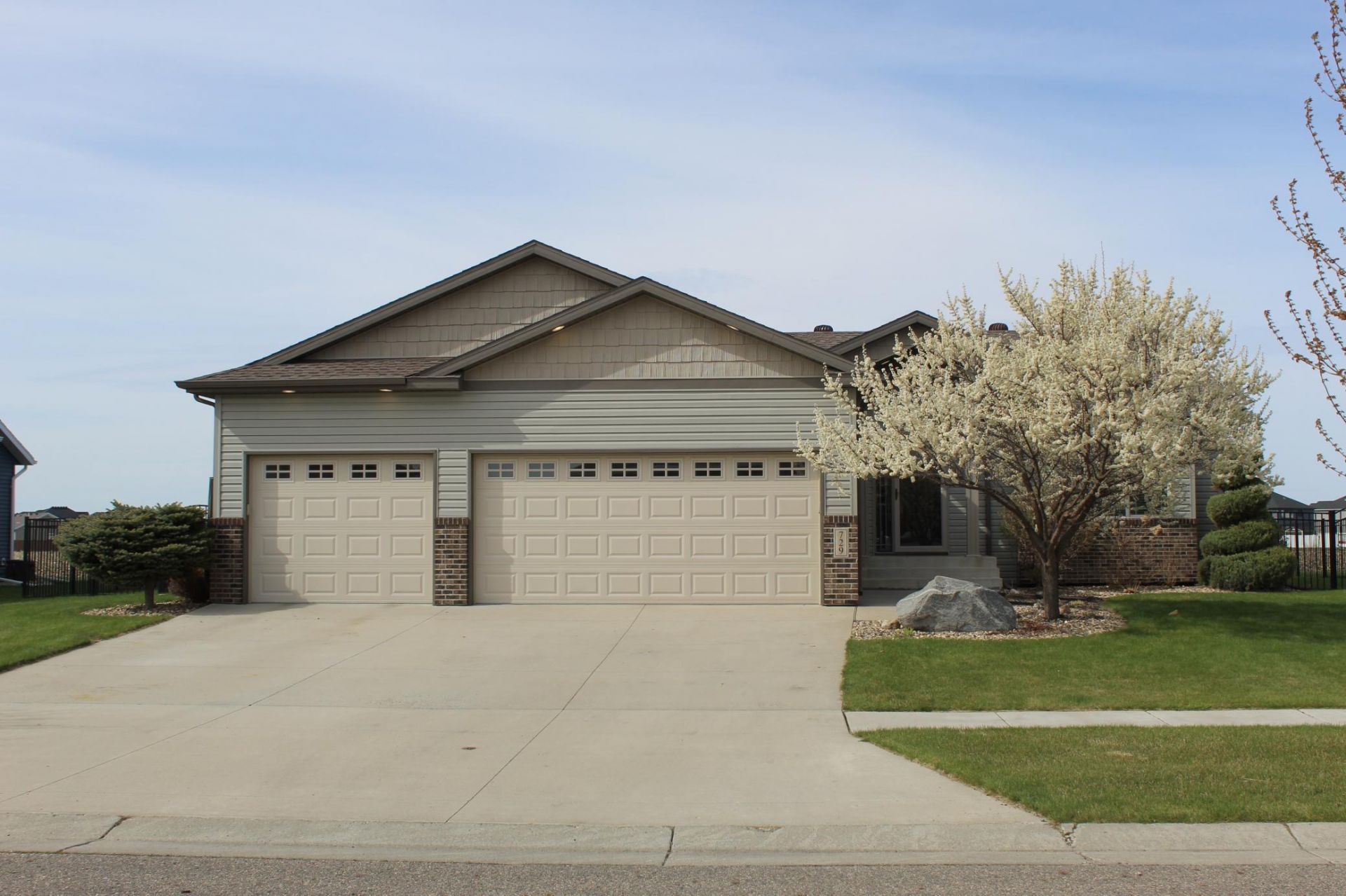 729 48th Avenue W, West Fargo, ND 58078 Main Photo