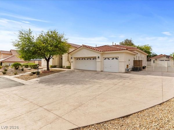 6880 Royal Heritage Court , Las Vegas, NV 89110