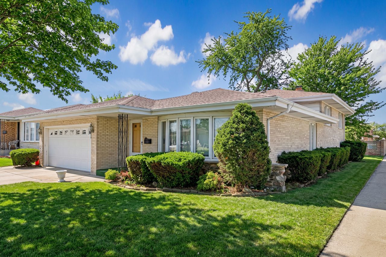 4738 N Potawatomie Avenue, Chicago, IL 60656 Main Photo