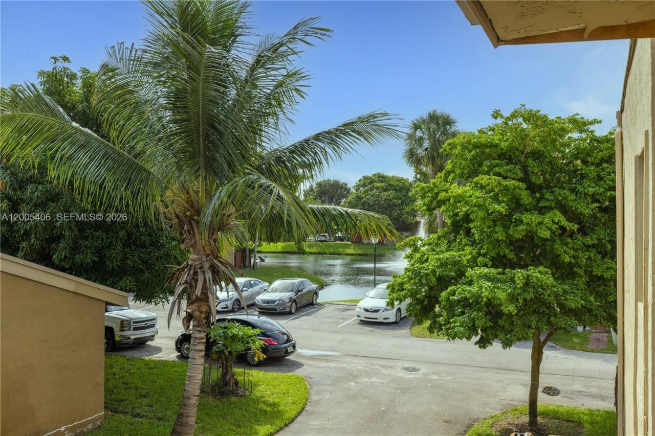 8390 N Missionwood Cir , Unit D-18, Miramar, FL 33025 Photo
