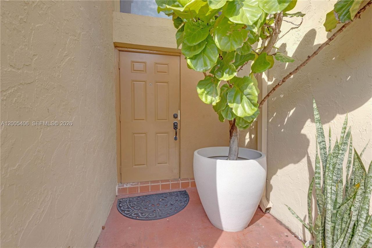 8390 N Missionwood Cir , Unit D-18, Miramar, FL 33025 Photo