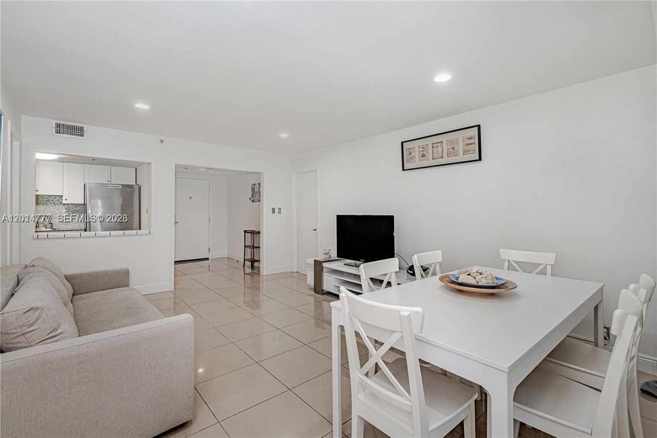 5225 Collins Ave , Unit 407, Miami Beach, FL 33140 Photo