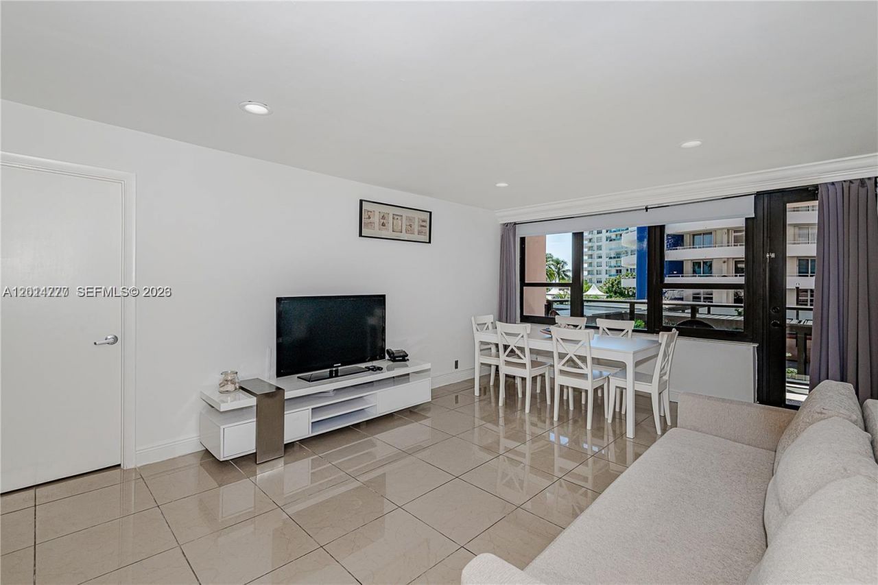 5225 Collins Ave , Unit 407, Miami Beach, FL 33140 Photo
