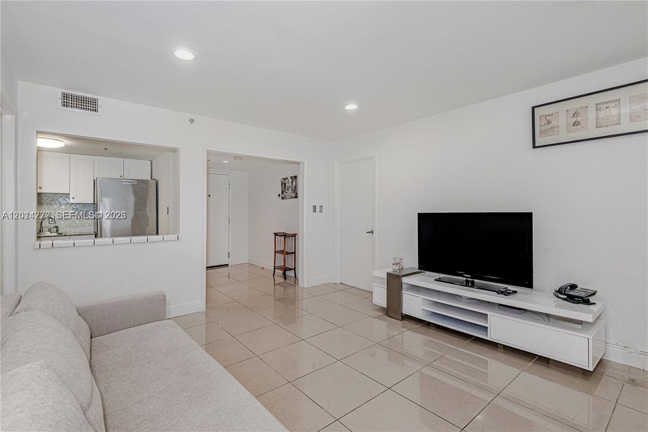 5225 Collins Ave , Unit 407, Miami Beach, FL 33140 Photo