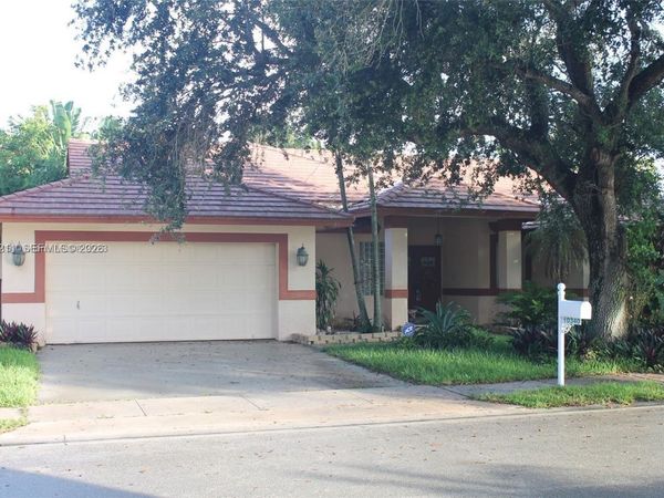 10340 SW 15th St , Pembroke Pines, FL 33025