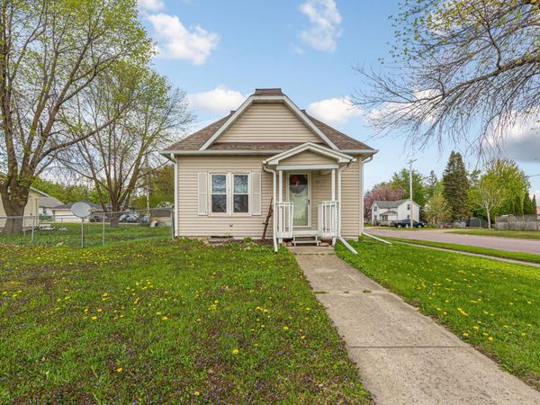 75 S Montgomery Avenue, Le Center, MN 56057