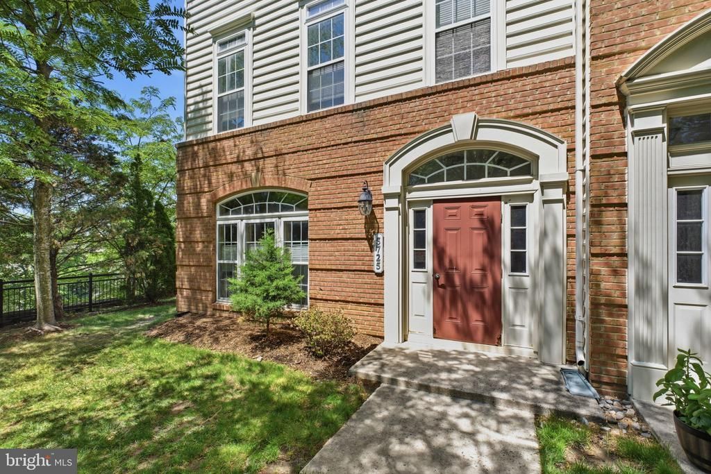 5725 Callcott Way, Unit B, Alexandria, VA 22312 Main Photo