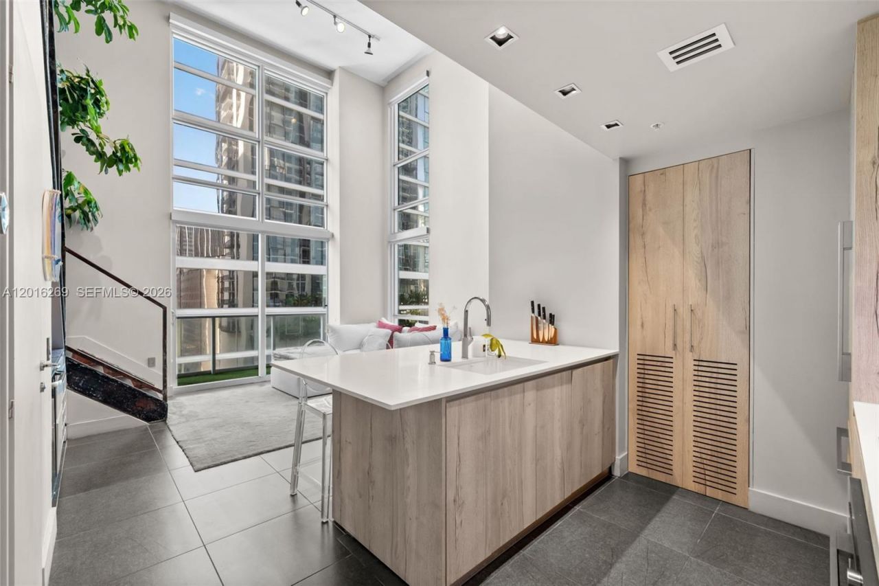 300 S Biscayne Blvd, Unit L-L02, Miami, FL 33131 Photo