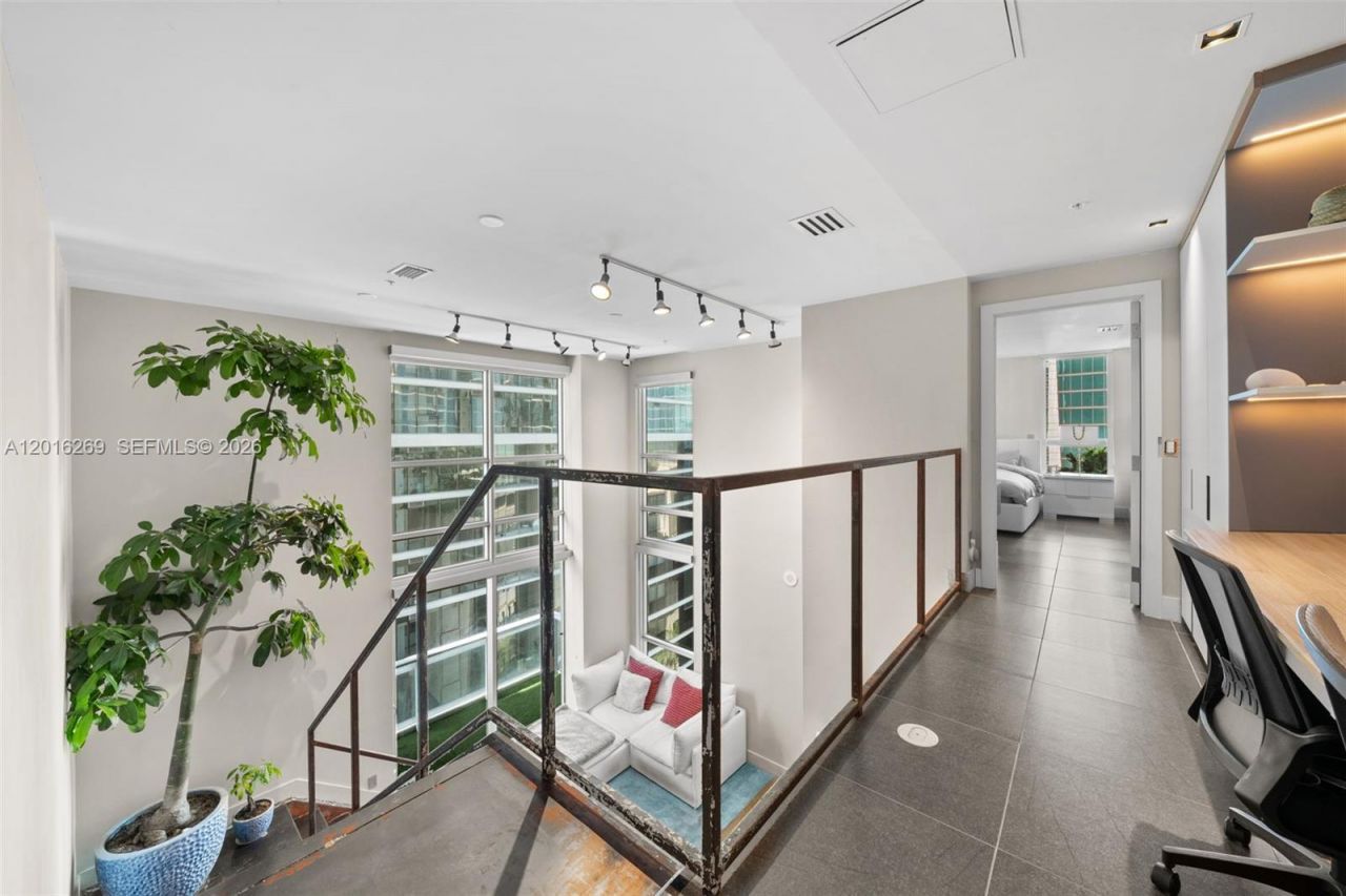 300 S Biscayne Blvd, Unit L-L02, Miami, FL 33131 Photo