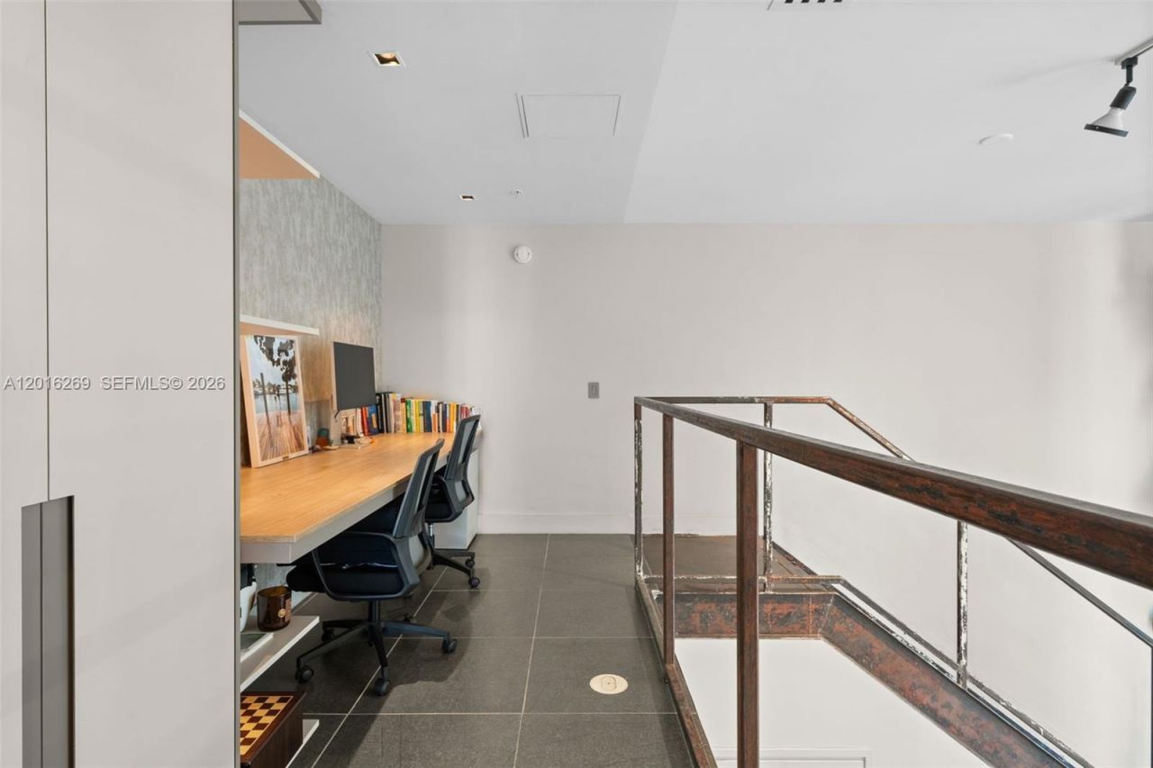 300 S Biscayne Blvd, Unit L-L02, Miami, FL 33131 Photo