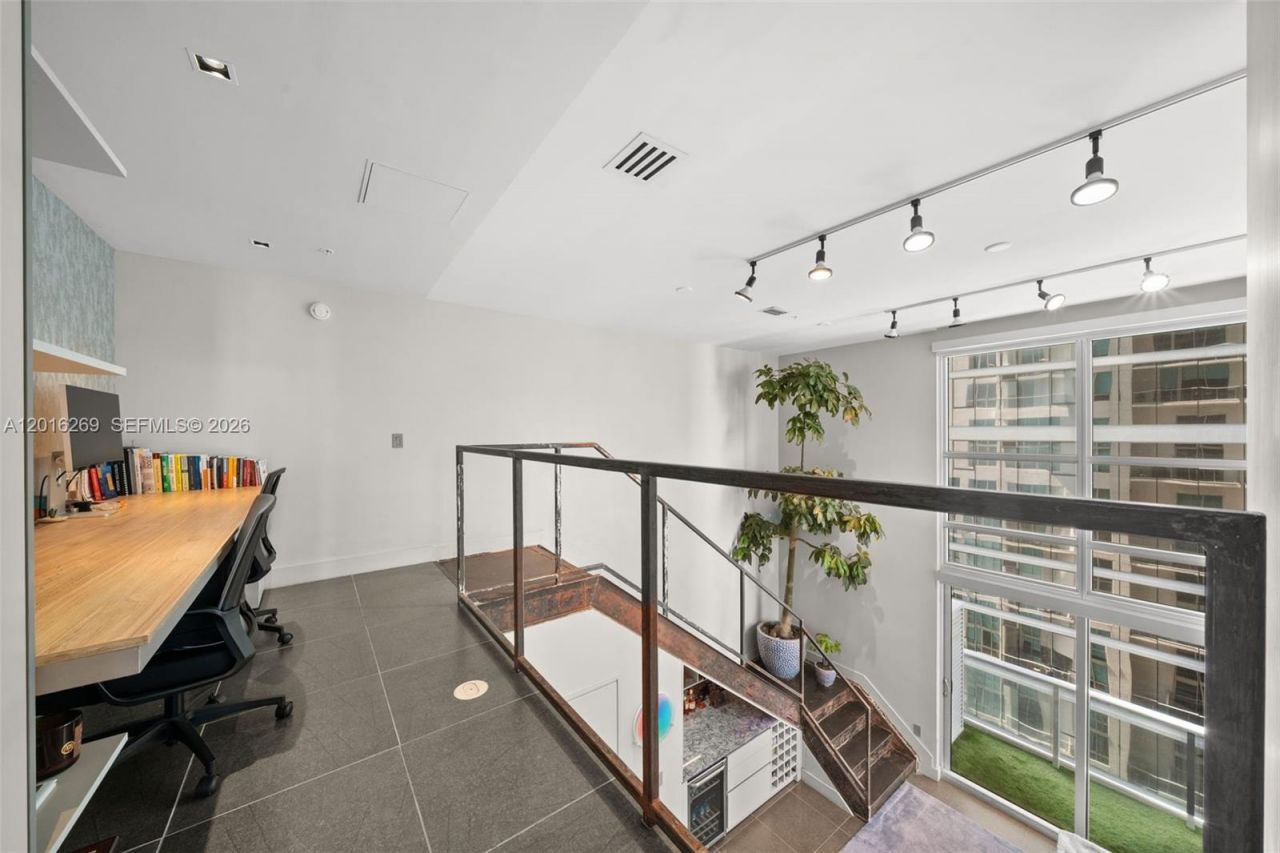 300 S Biscayne Blvd, Unit L-L02, Miami, FL 33131 Photo
