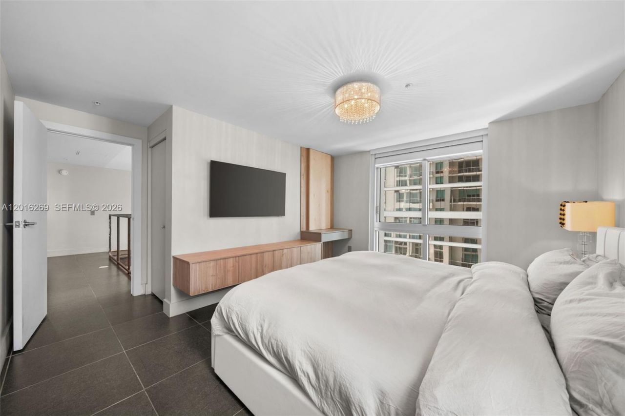 300 S Biscayne Blvd, Unit L-L02, Miami, FL 33131 Photo