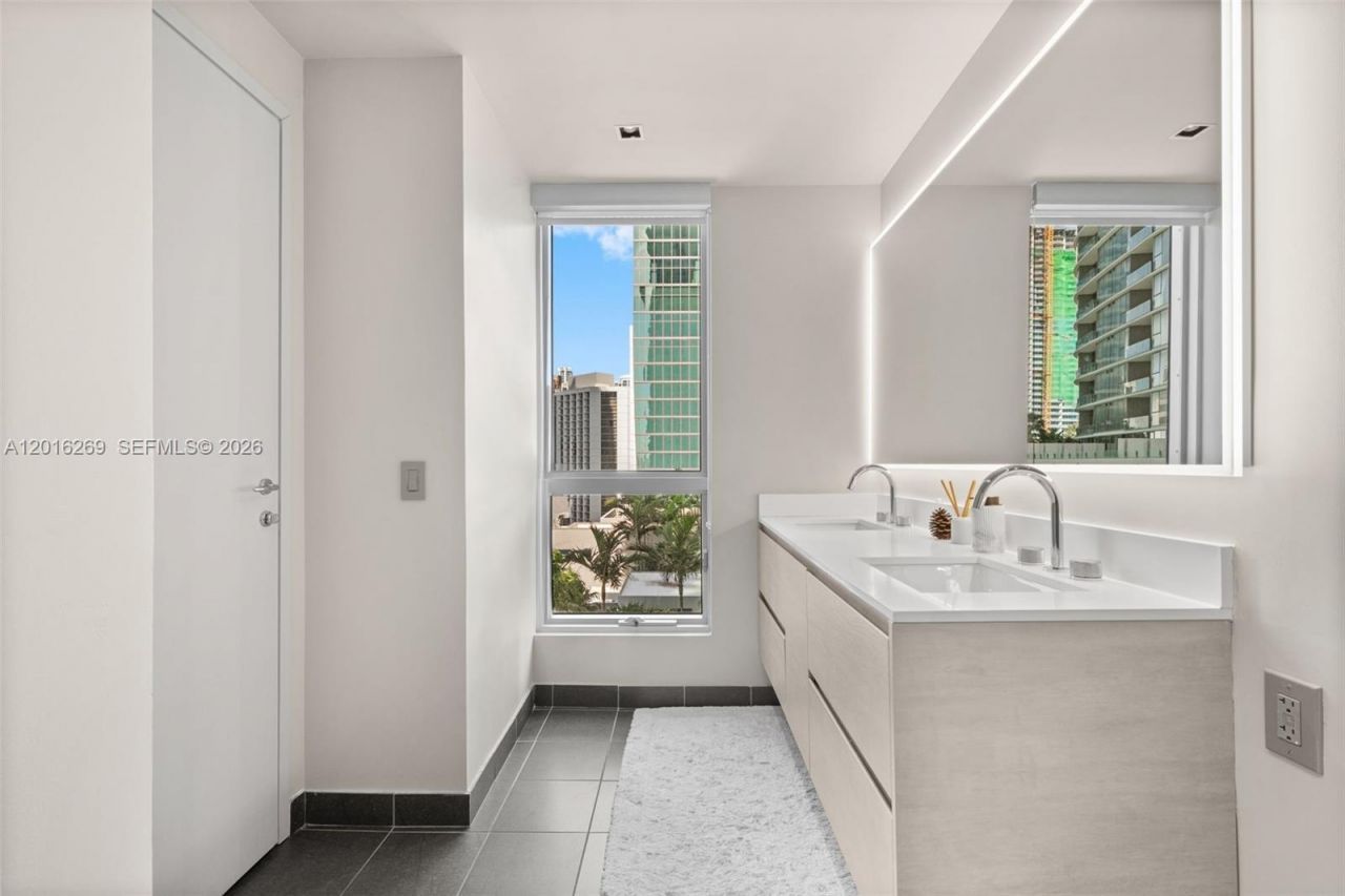 300 S Biscayne Blvd, Unit L-L02, Miami, FL 33131 Photo