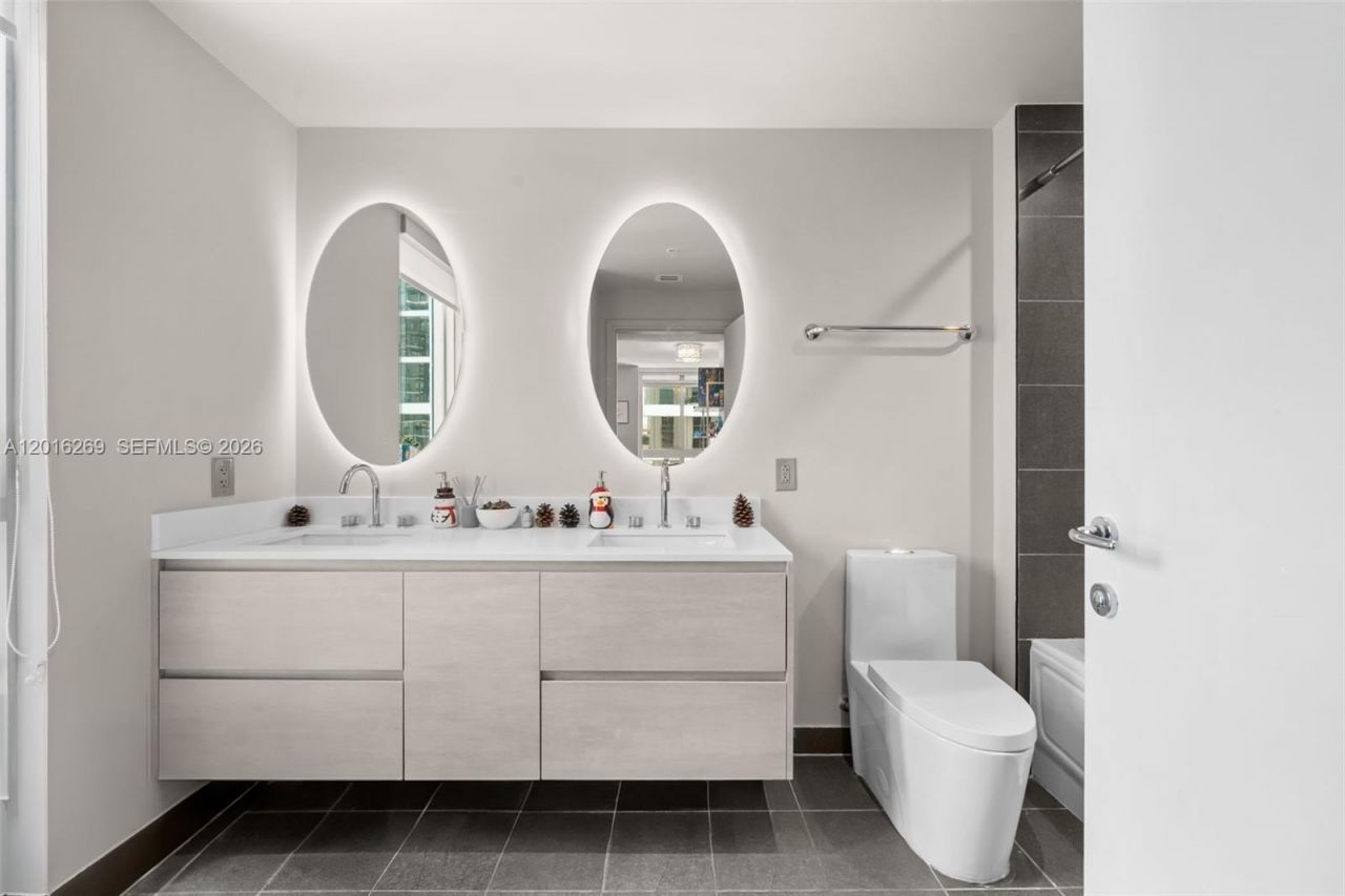 300 S Biscayne Blvd, Unit L-L02, Miami, FL 33131 Photo