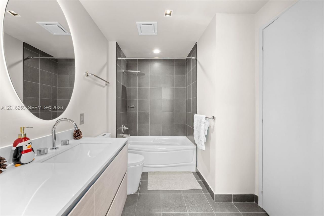 300 S Biscayne Blvd, Unit L-L02, Miami, FL 33131 Photo