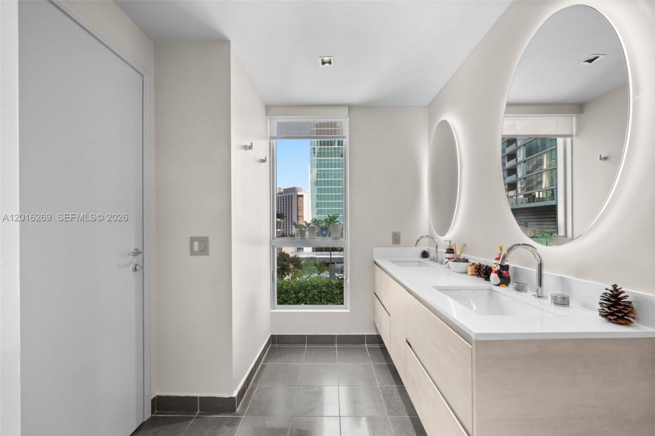300 S Biscayne Blvd, Unit L-L02, Miami, FL 33131 Photo
