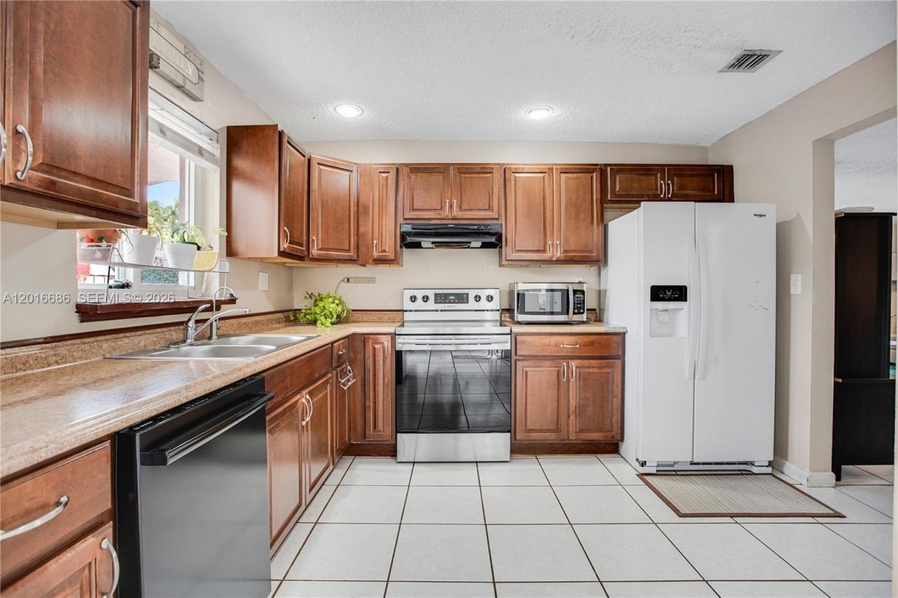 9330 SW 165th St , Palmetto Bay, FL 33157 Photo