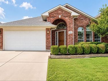 8833 Sunset Trace Drive, Fort Worth, TX 76244