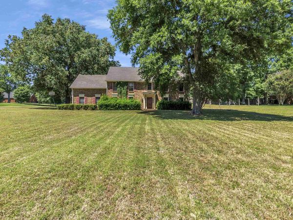 8970 HILLMAN WAY DR, Bartlett, TN 38133