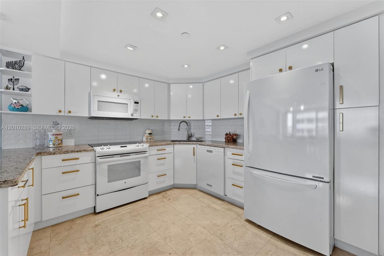 5225 Collins Ave , Unit 1519, Miami Beach, FL 33140 Photo