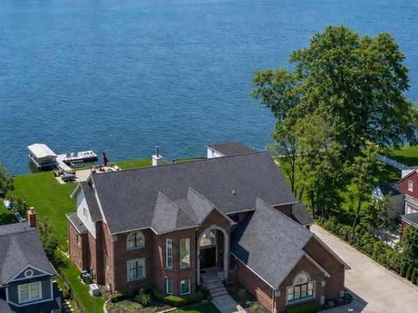 985 James K Boulevard, Sylvan Lake, MI 48341