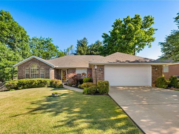 2750 E Londonderry Drive, Fayetteville, AR 72701